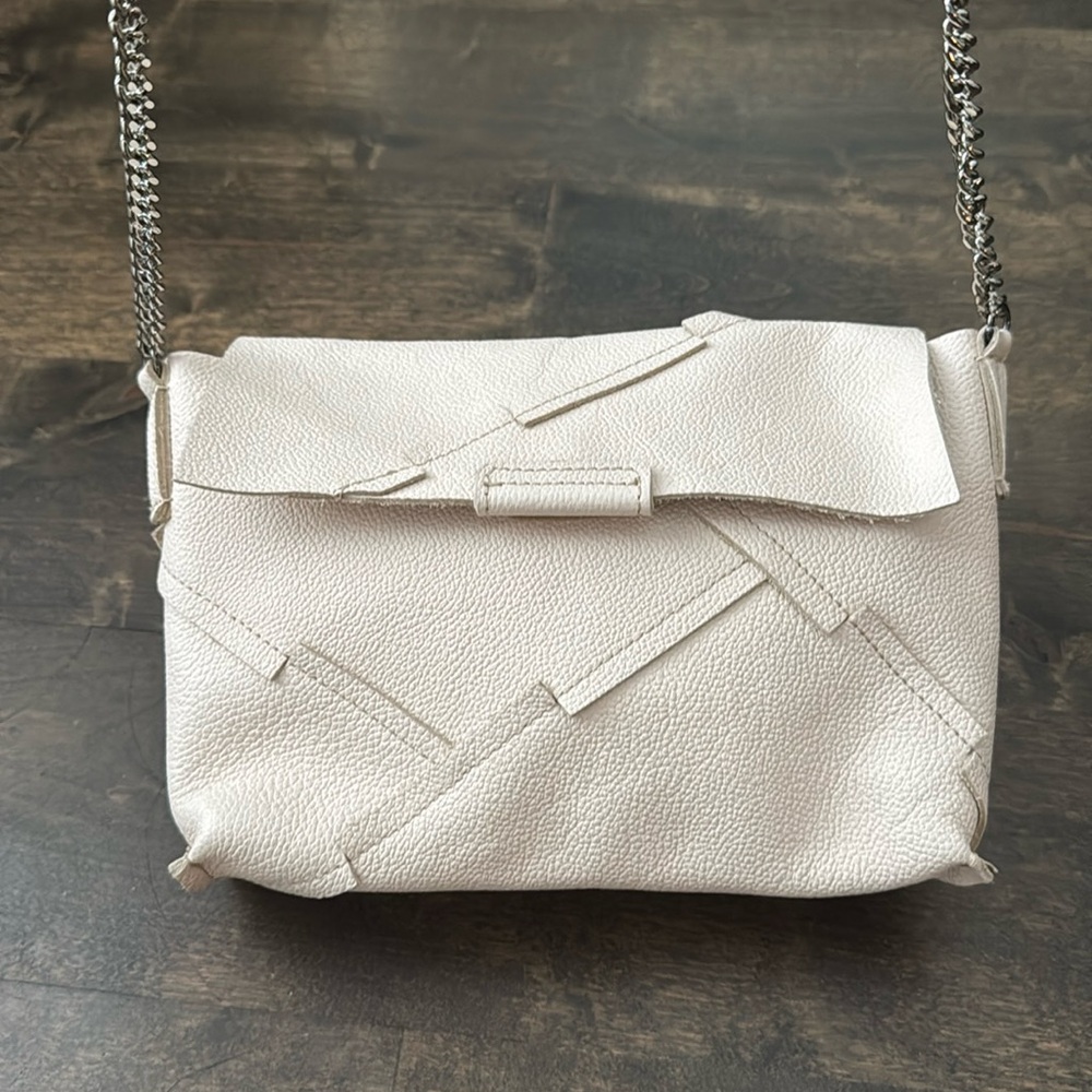 Elegant Cream Leather Crossbody Bag with Chain Strap